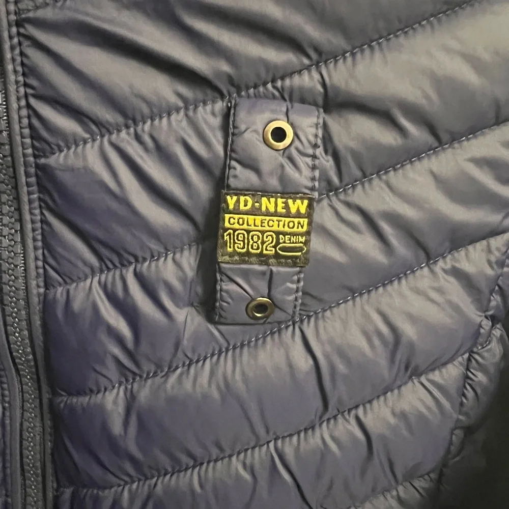 Navy Puffer Jacket with Hood. Size/6 Kids